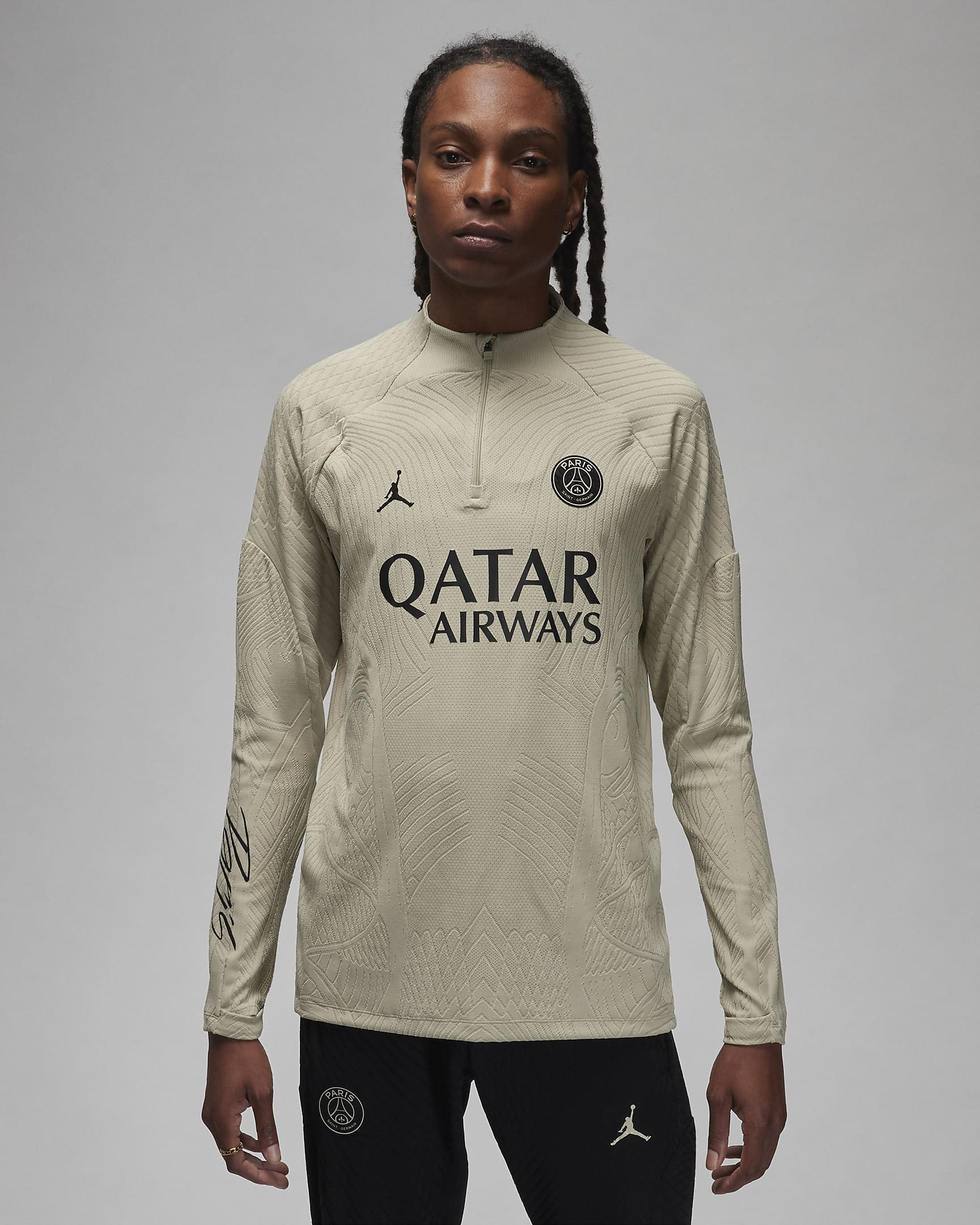 Dit is het Paris Saint Germain Jordan Brand trainingspak 2023 2024 Voetbalshirts