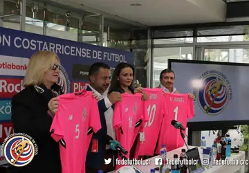 Costa-Rica-Pink-Ribbon-voetbalshirt-2017.jpg