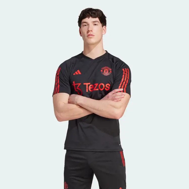 Dit is het Manchester United trainingsshirt 2023-2024