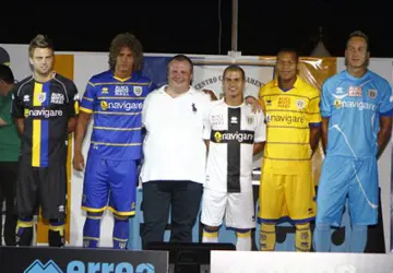 Parma_voetbalshirts_2011_2012.jpg