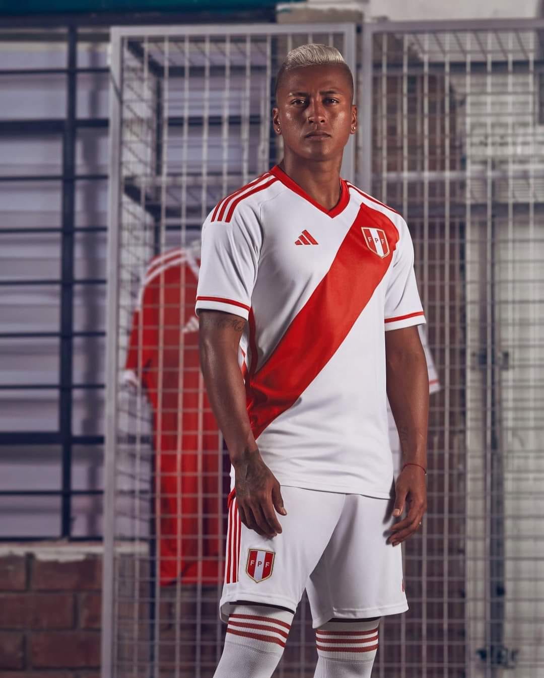 Dit zijn de Peru voetbalshirts 20232024 van adidas