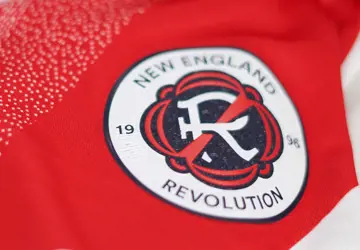 new-england-revolution-voetbalshirts-2023-2024.jpg