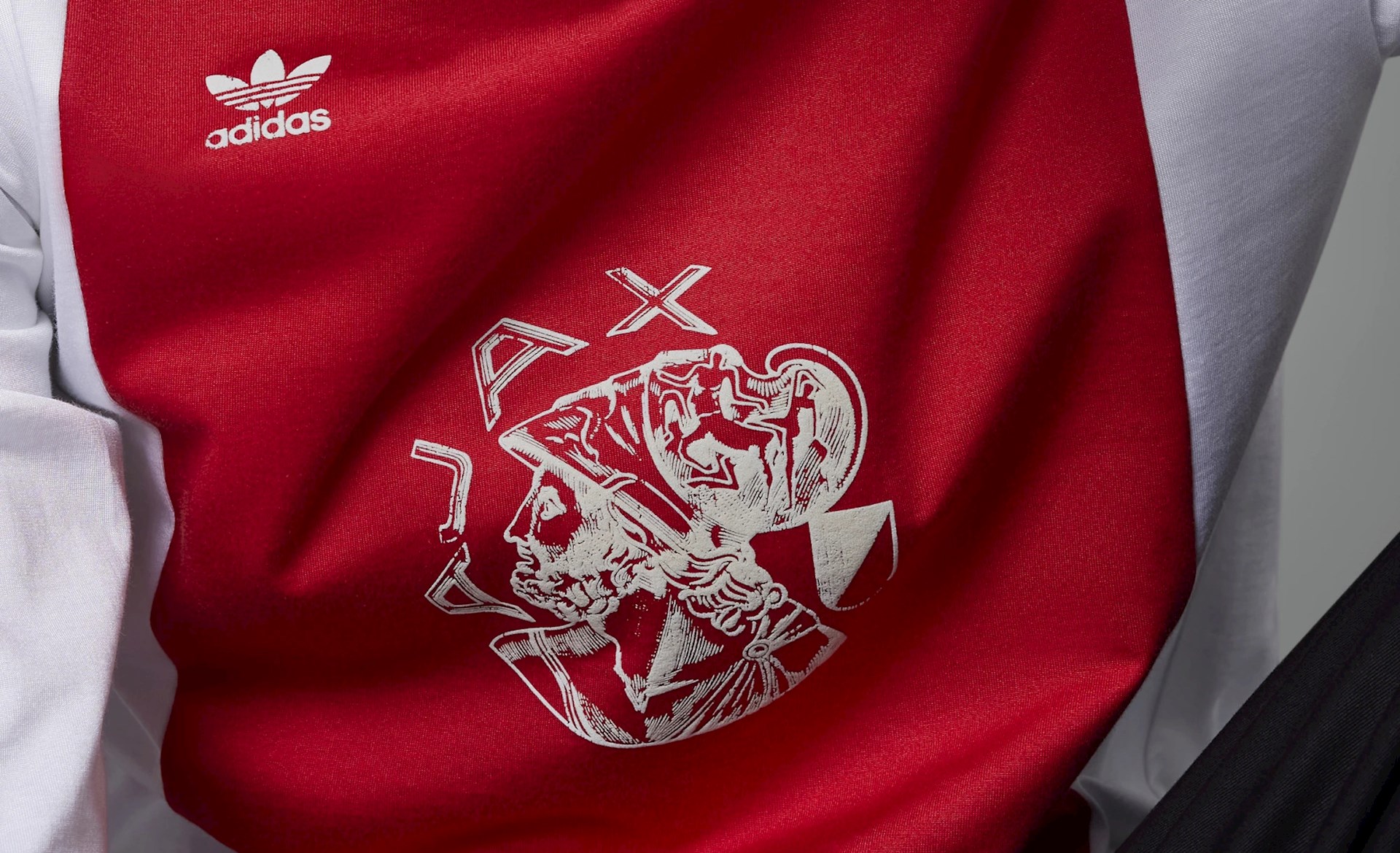 adidas lanceert Ajax retro voetbalshirt 1973 - Voetbalshirts.com