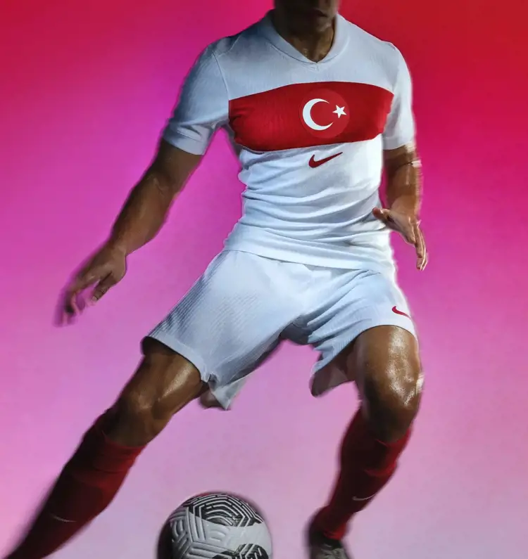 Dit zijn de Turkije EK 2024 voetbalshirts