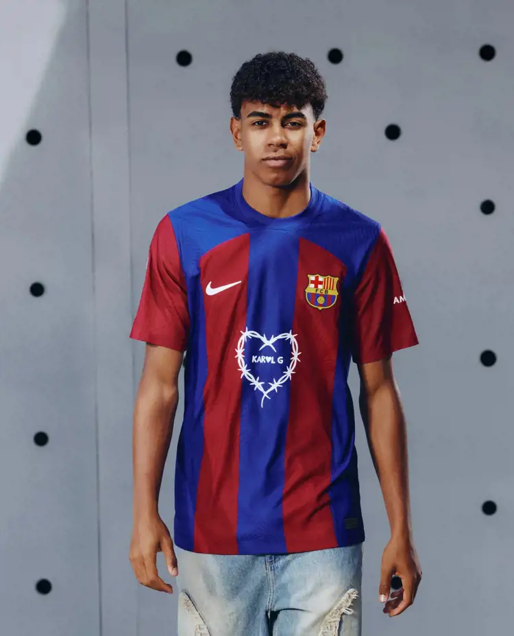 KAROL G op FC Barcelona voetbalshirt tijdens El Clásico 2024
