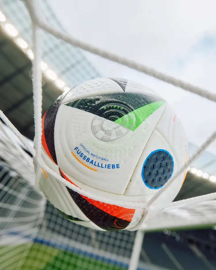 Deze technologieënn bevat de adidas Euro 2024 Fussballliebe voetbal