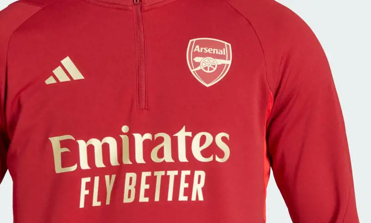 Arsenal draagt rood/goud trainingspak in 2023-2024