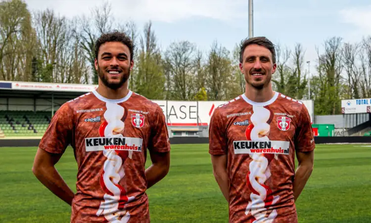 FC Dordrecht draagt frikandellen voetbalshirt tijdens play-offs 2024