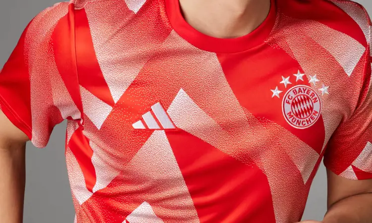 Dit warming-up shirt draagt Bayern München tijdens 2023-2024