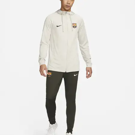 FC Barcelona draagt beige trainingspak in 2023-2024