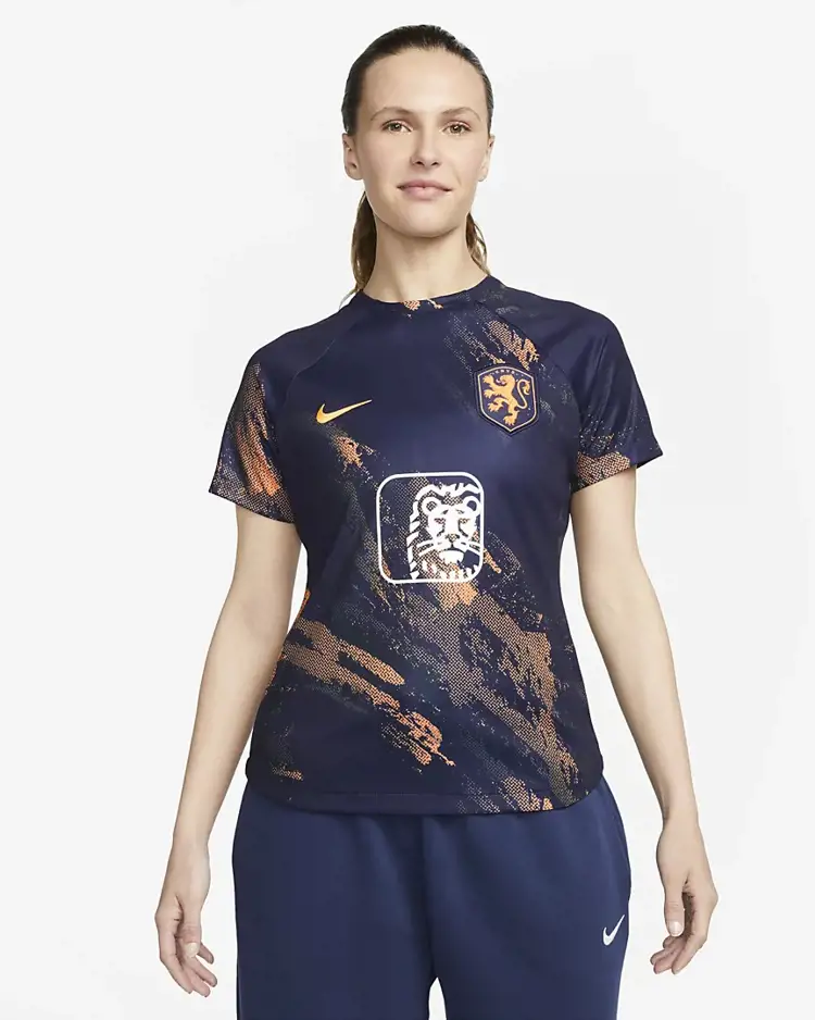 Dit is het Oranje Leeuwinnen warming-up shirt 2023-2024