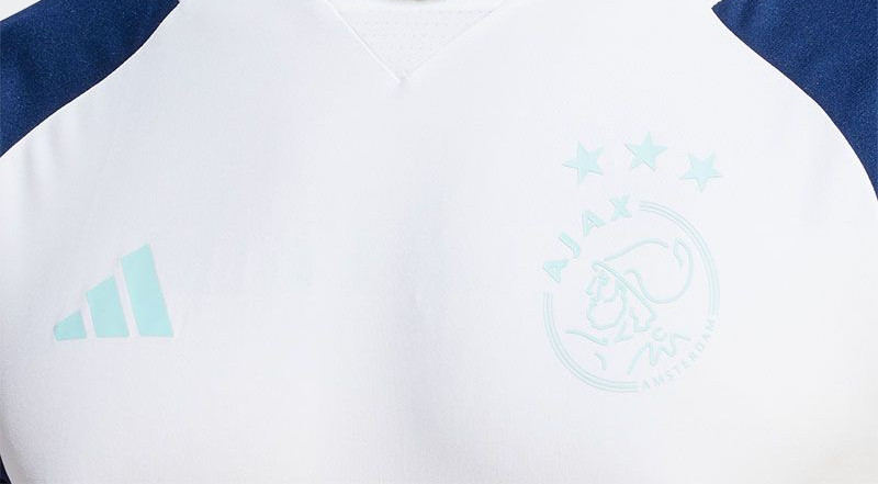 Dit is het Ajax trainingsshirt 2023 2024 Voetbalshirts